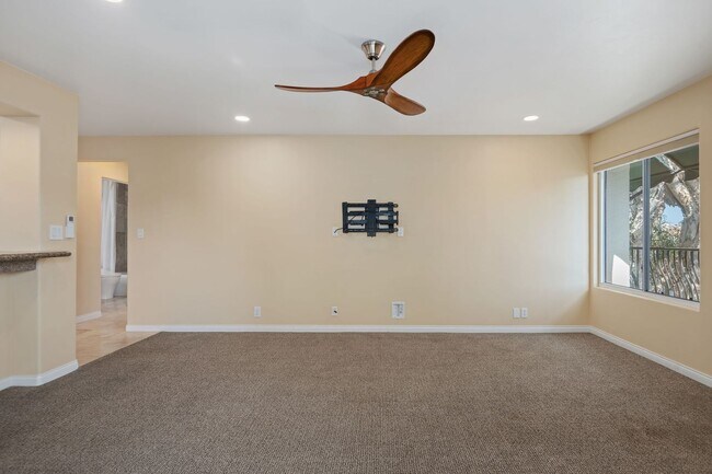Building Photo - 450 Por La Mar Cir