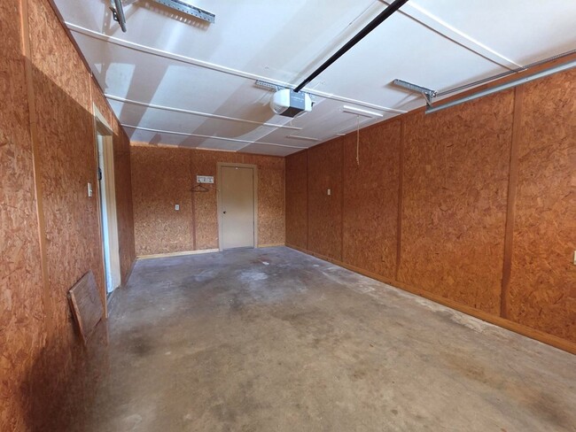 Building Photo - 704 Arrow Ln