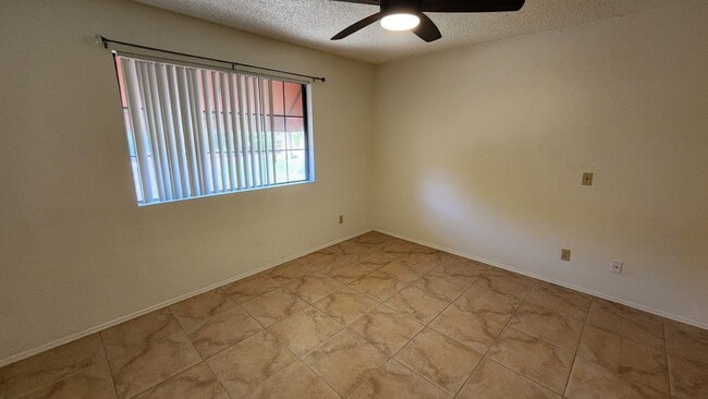 Building Photo - 2 Bedroom Condo Unit in the Amber Hills Co...