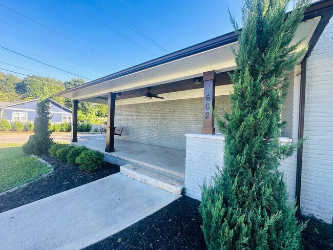 Building Photo - Urban setting w/ incredible fenced in back yard. 3 bed/2bath + detached office building