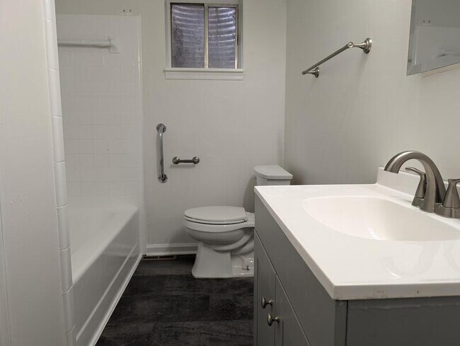 Building Photo - 400 Riverside Dr