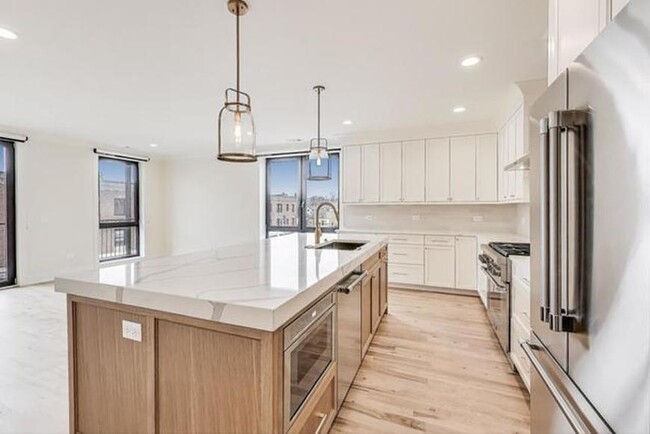 Building Photo - 3 bedroom in Chicago IL 60625