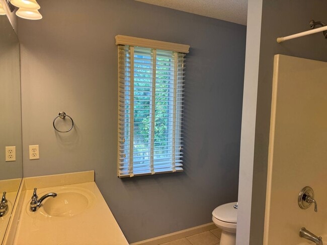 Building Photo - Weaverville - Well Kept Townhome with Flex Space