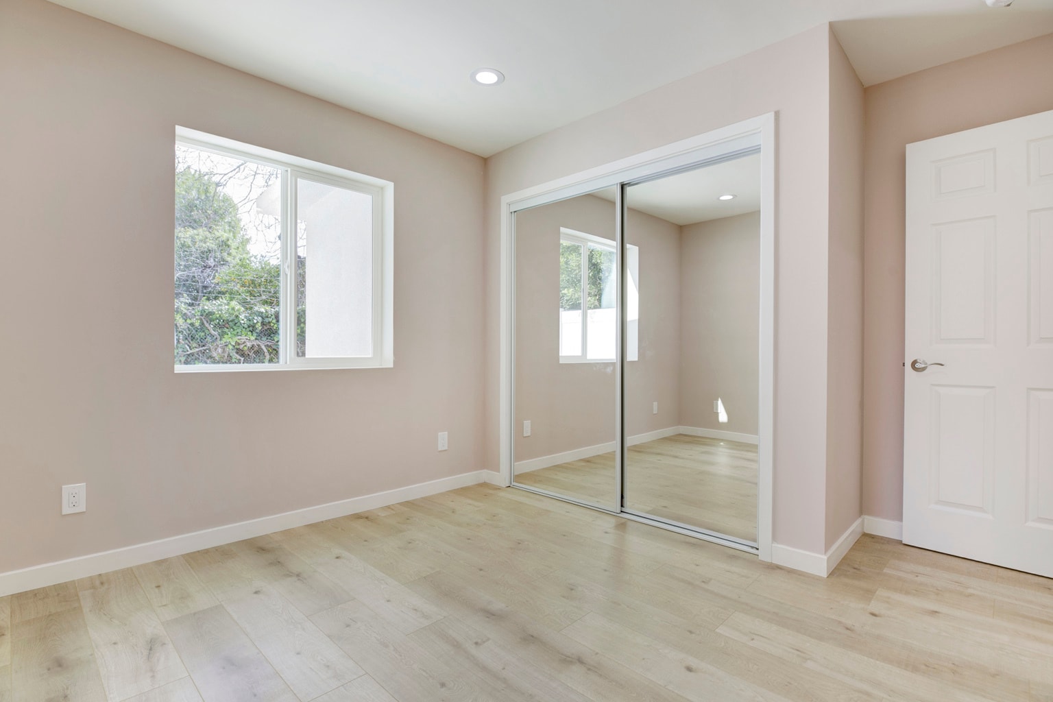 Building Photo - 15557 Wyandotte St