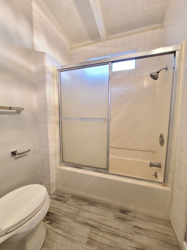 Building Photo - Gregory