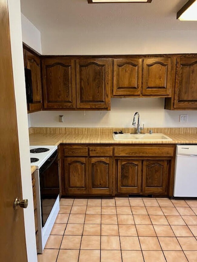 Building Photo - *************REDUCED and READY ******* Townhouse all one level, three bedrooms, two full bathroom...