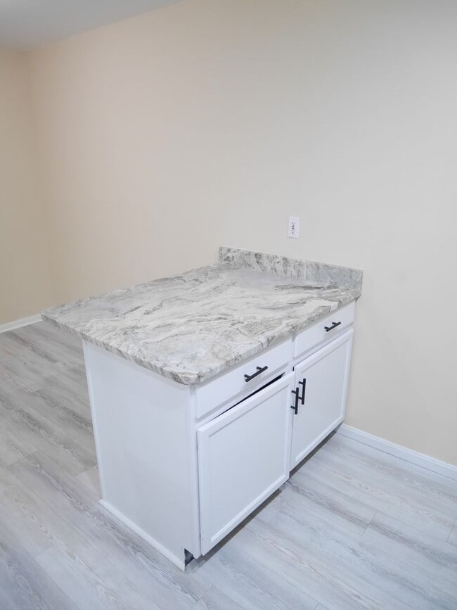 Building Photo - Spacious Townhome- Glen Burnie, MD *PET FR...