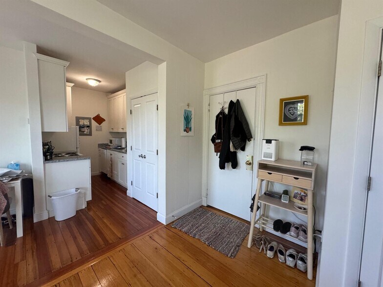 Building Photo - 38 Craigie St