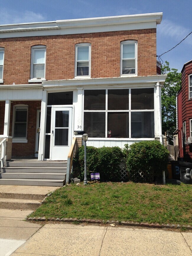 Building Photo - Great 3 Bedroom Home! Freshly Painted! New Flooring! Large Living Area! Eat-in-Kitchen! Screened ...