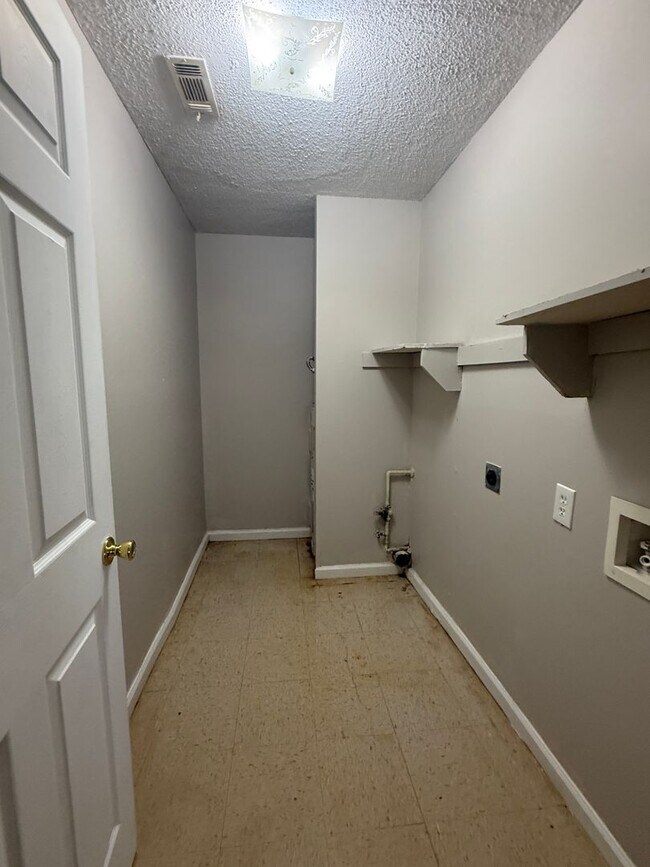 Building Photo - 8127-8127 Carlton Trail NW