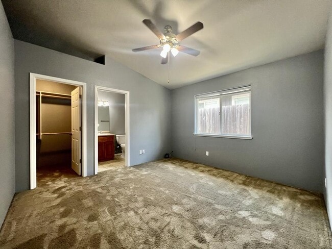 Building Photo - 1268 SW Sun Glo Dr