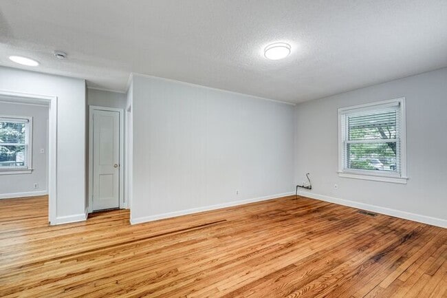 Building Photo - 2 Bed, 2 Bath in the Garden Homes neighborhood of Greensboro!