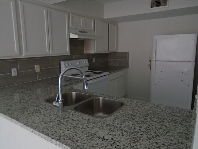 Building Photo - 10938 Village Bend Ln