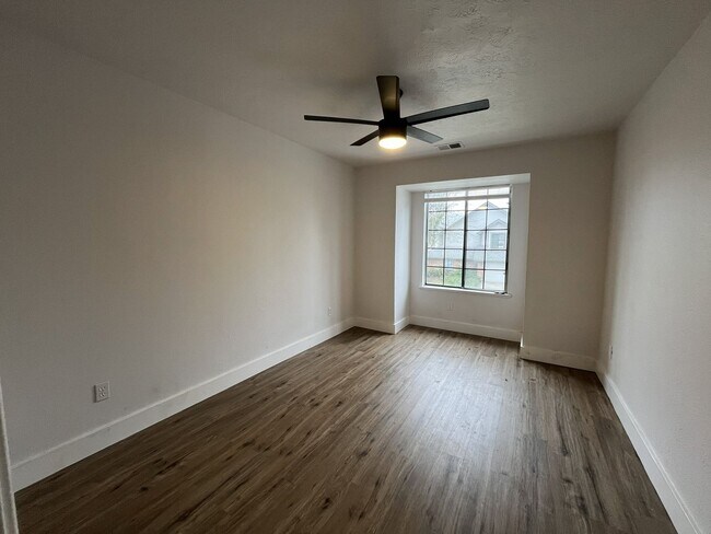 Building Photo - 3 bedroom, 3 bathroom home in the heart of Elk Grove