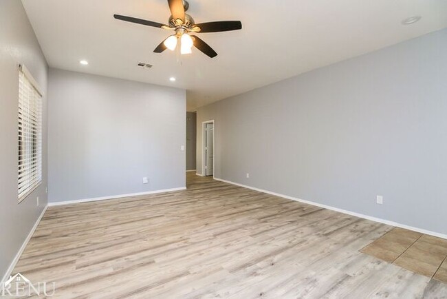Building Photo - 609 E Red Rock Trail