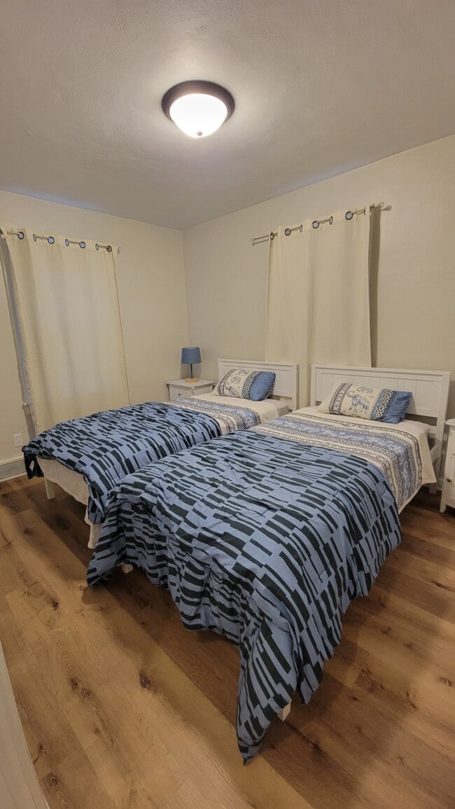 Building Photo - 922 6th St