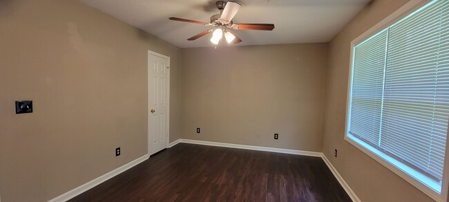 Building Photo - So CLEAN and AFFORDABLE~