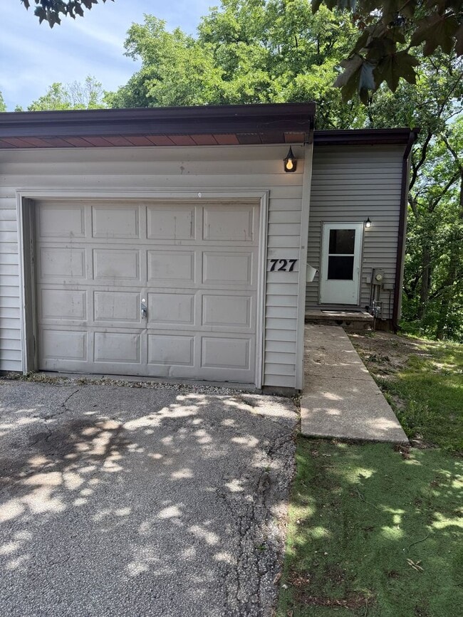 Building Photo - 727 Westridge Rd