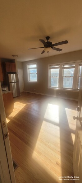 Building Photo - 4946 N Ridgeway Ave