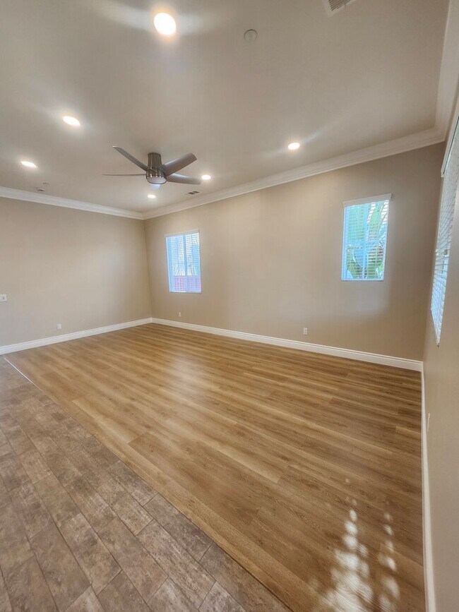 Building Photo - Luxurious 4-Bedroom View Home in Desirable...