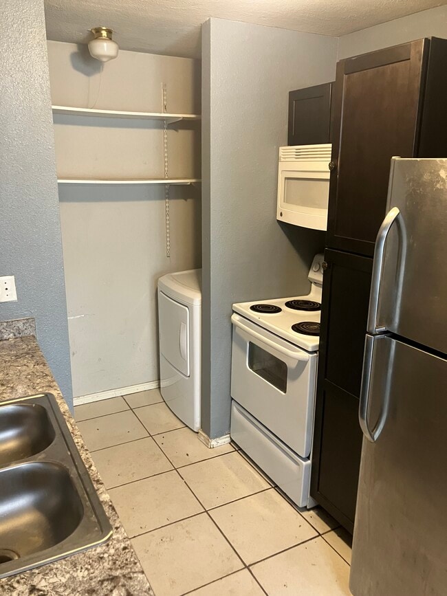 Building Photo - 6207 Valley King