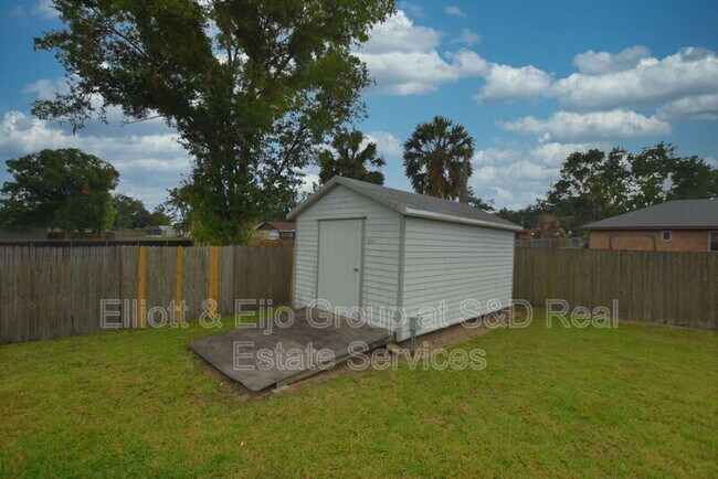 Building Photo - 2220 Maple Hill Ct
