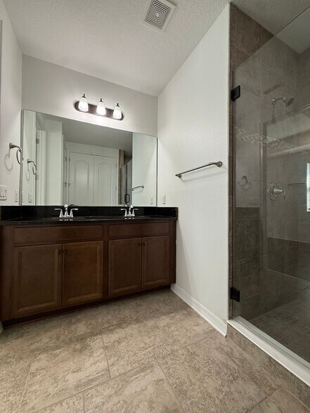 Building Photo - 2-bedroom, 2.5-bath townhome located in Ea...