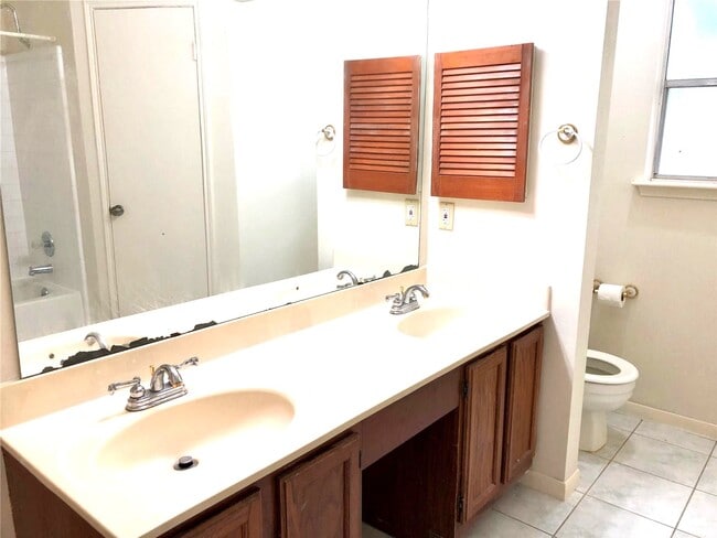 Building Photo - 15650 Pebble Lake Dr