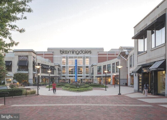 Building Photo - 5500 Friendship Blvd