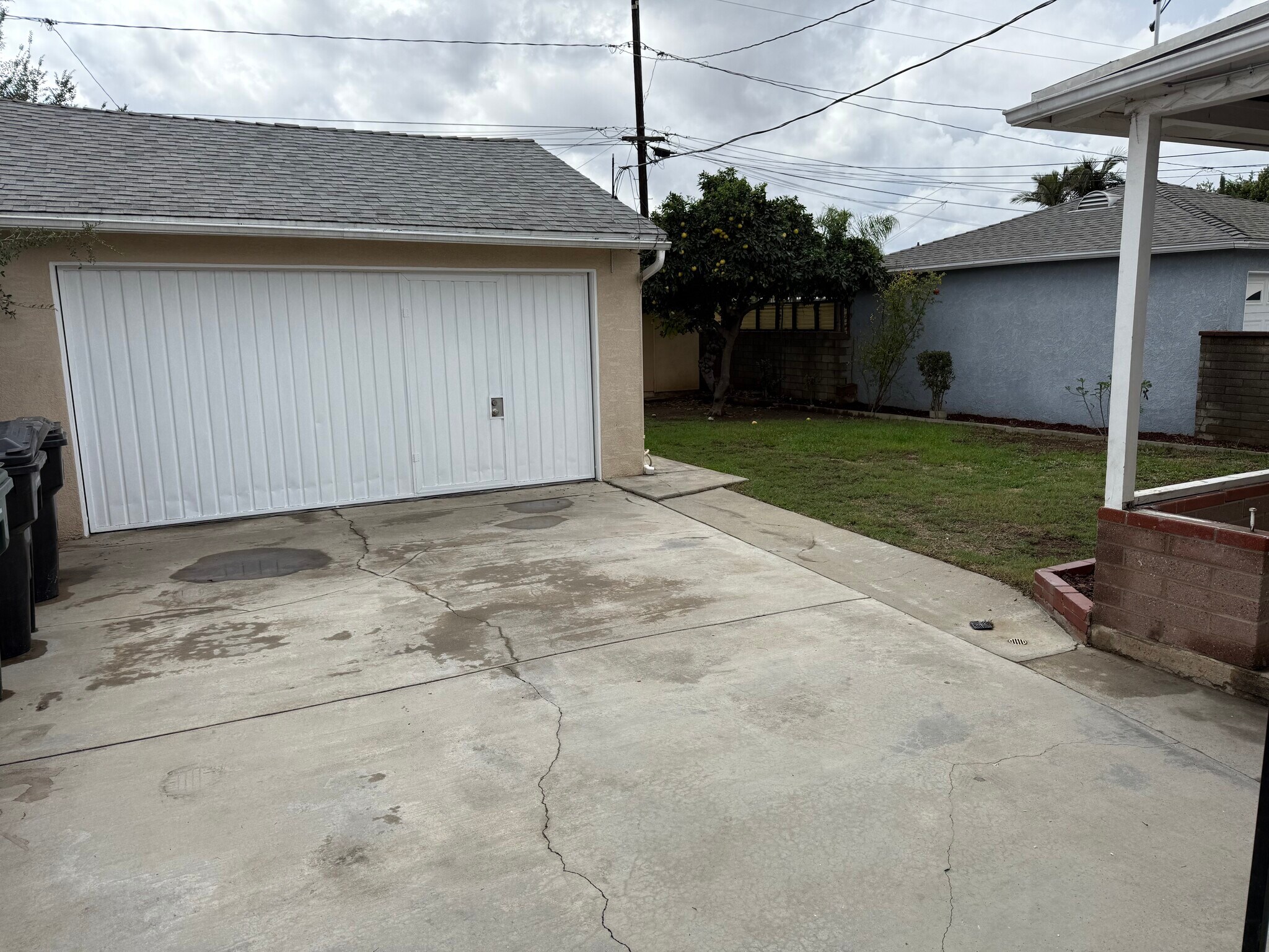 Building Photo - 859 W Carmelita Ave