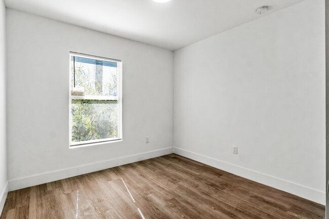 Building Photo - 4400 Greenwood Ave