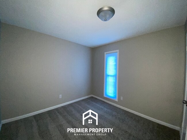 Building Photo - 3 Bedroom Home for Rent in Memphis, TN | Brick Fireplace & Fenced Backyard