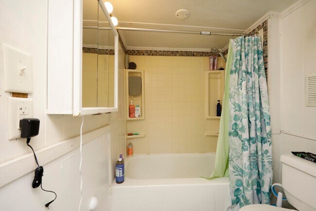 Building Photo - Great corner house in Chapel Hill!