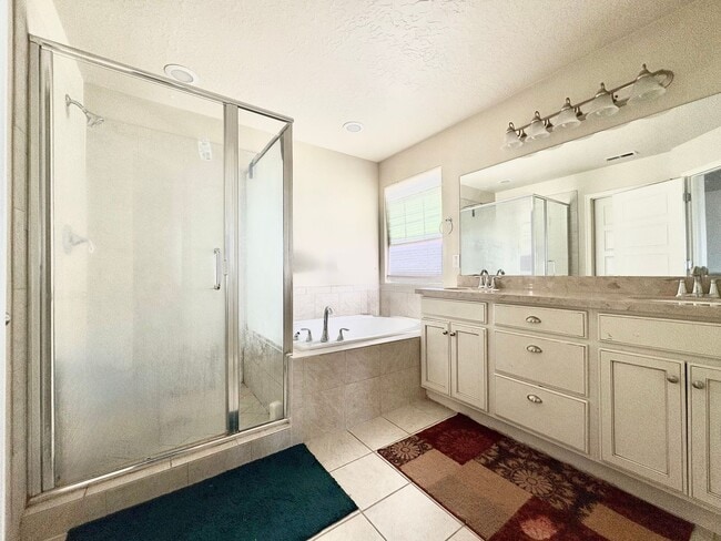 Building Photo - 3 Bed, 2.5 Bath Lakeview Home (Upper Unit) with Private Yard in Quiet Neighborhood!