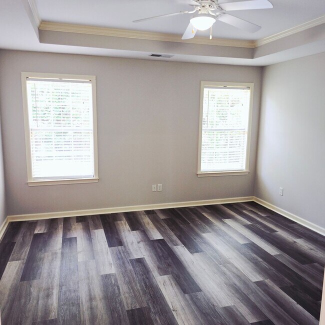 Building Photo - Spacious 3 BR / 2.5 BA in Birmingham!