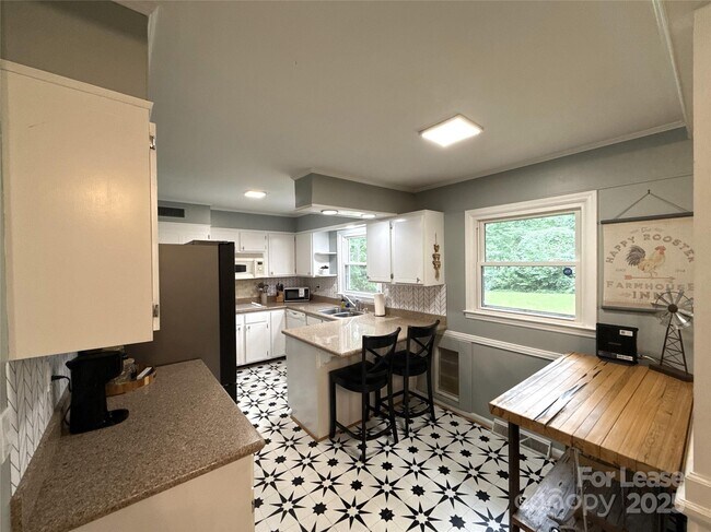 Building Photo - 1600 Paddock Cir