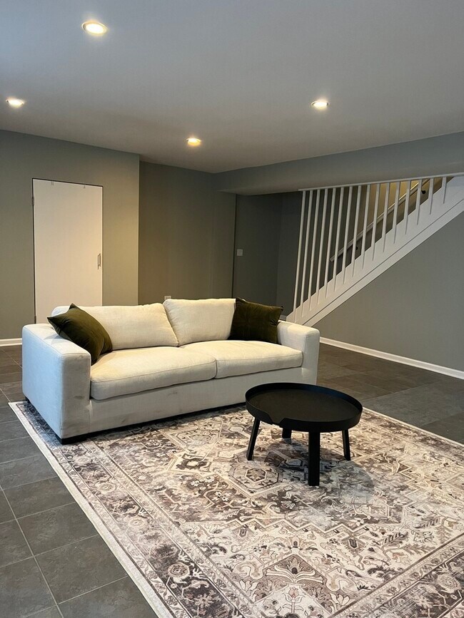 Building Photo - 1400 W Chestnut St