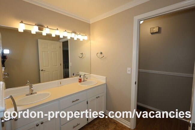 Building Photo - NE 22nd Ct - Gresham 4 bedroom split level home