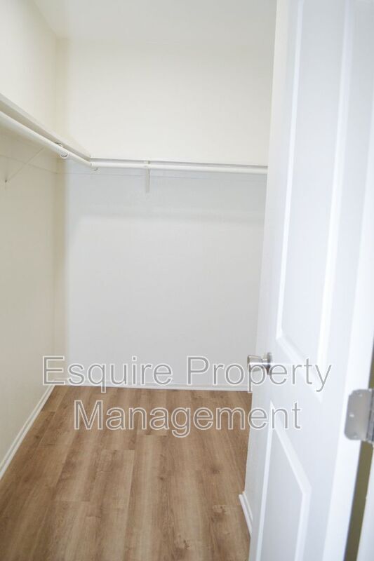 Building Photo - 420 W Linden Dr