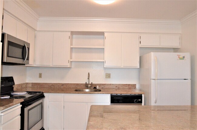 Building Photo - Ground Floor Condo in Wonderful Warm Sprin...