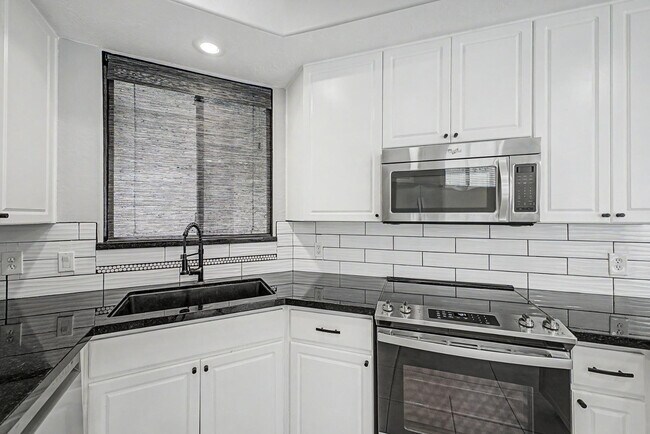 Building Photo - 705 W Queen Creek Rd