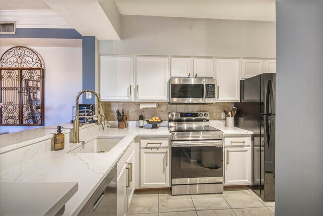 Building Photo - 1305 Myrtlewood Cir E
