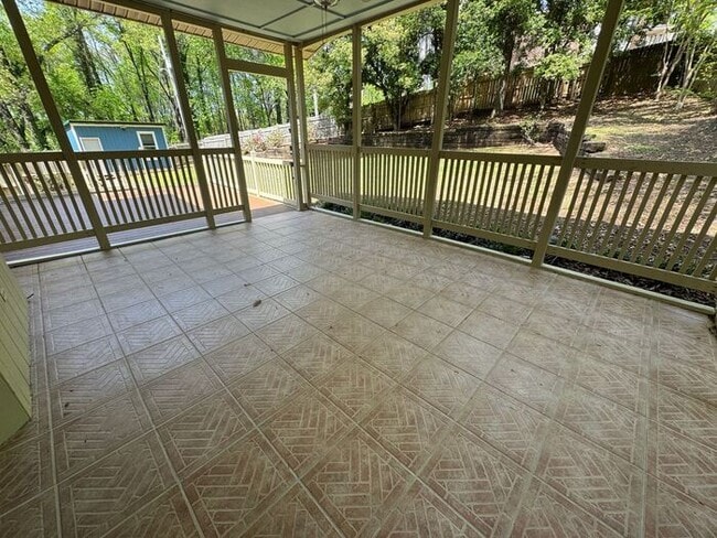 Building Photo - Fenced yard!