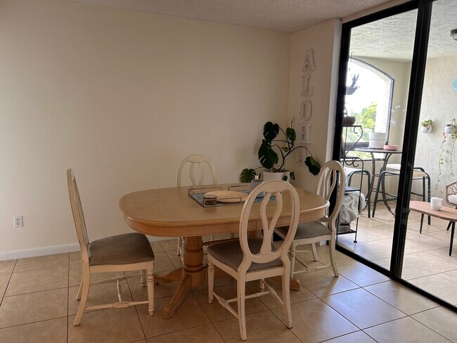 Building Photo - 1915 Lavers Cir