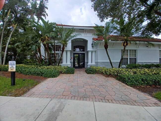 Building Photo - 5016 Lantana Rd
