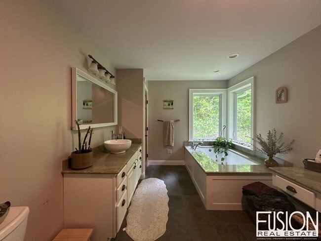 Building Photo - Beautiful, Spacious, Private Four Bedroom ...