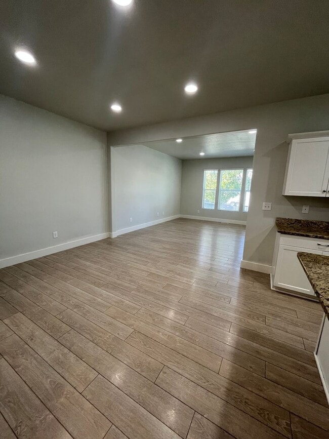 Building Photo - Spacious 3 Bed, 2.5 Bath Townhome in Pleasant Grove- Available Early July