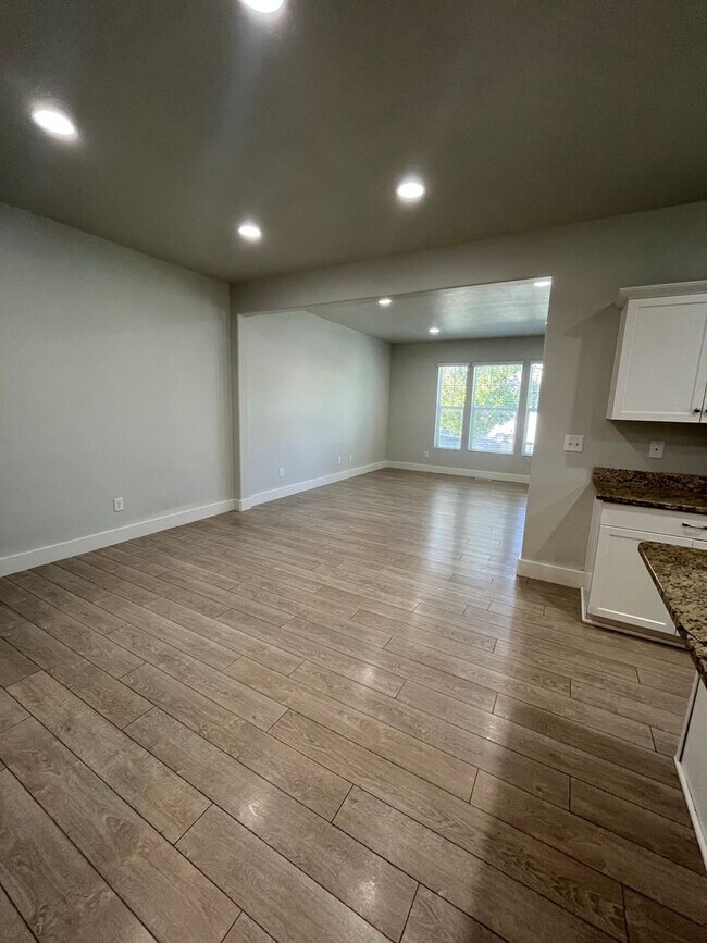Building Photo - Spacious 3 Bed, 2.5 Bath Townhome in Pleasant Grove