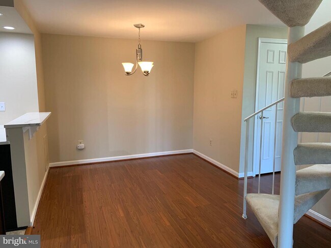 Building Photo - 6084B Essex House Square