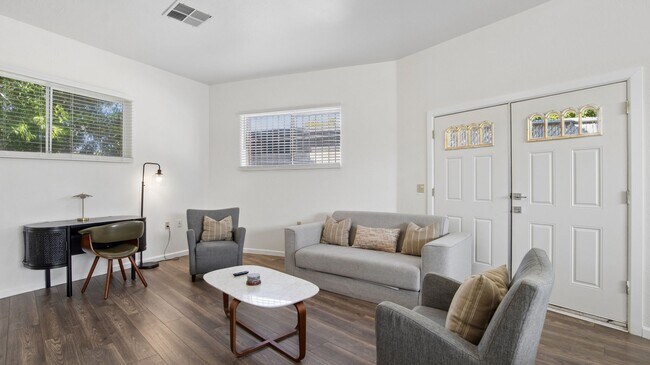 Building Photo - 2929 N 55th Pl